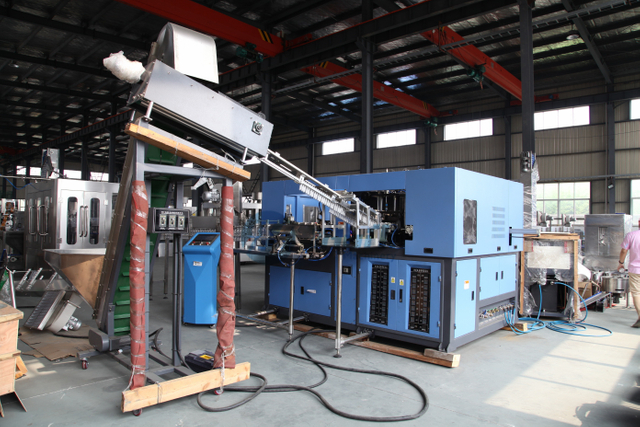 Machine de soufflage de bouteilles d'eau de moteur servo de machine de moulage par soufflage de bouteilles en plastique PET